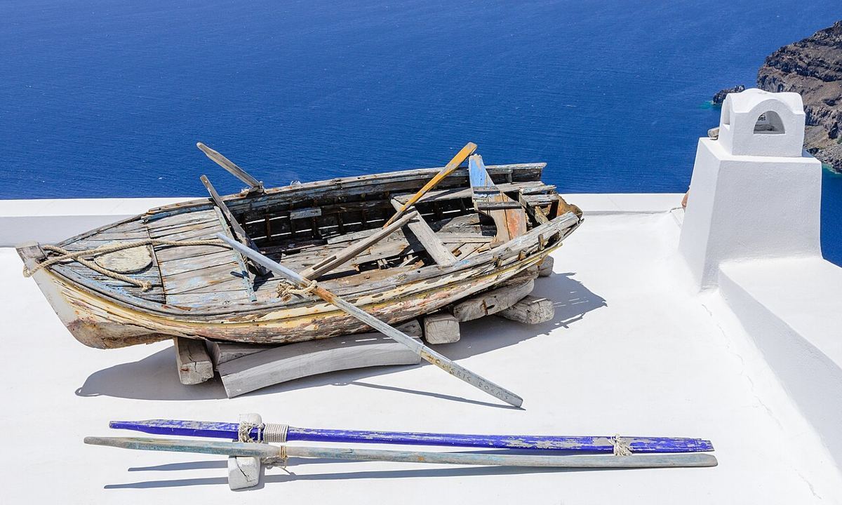 Santorini — Rowing boat on a house roof - Fira - Santorini - Greece - 02